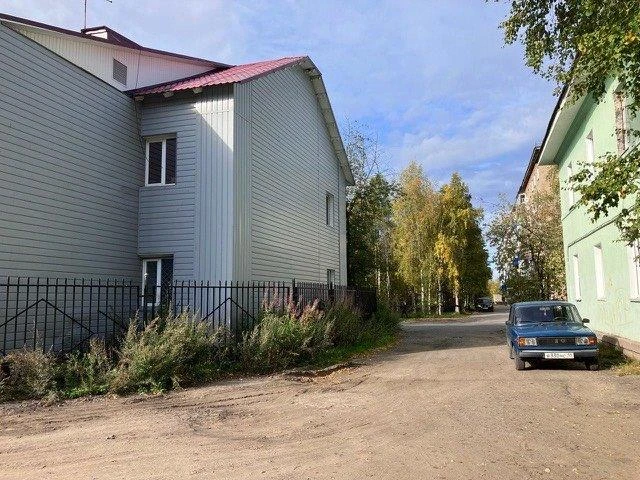 Здание, 2-этажное, общ.пл. 524,2 кв. м., неотделимые улучшения: охранная система, пожарная сигнализация, система видеонаблюдения, право аренды на земельный участок 1133 кв. м: Республика Коми, г. Печора, ул. Свободы, д. 3, 2-этажное здание